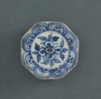 Alternate image of Covered box with floral motifs by Southern kilns, Export ware