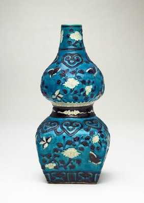 Alternate image of Gourd-shaped bottle with design of butterflies by Fahua ware