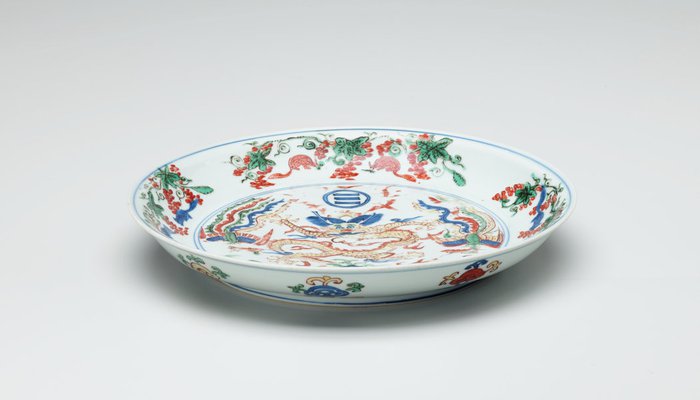 Alternate image of 'Wucai' dish decorated with dragon and two phoenixes above the Immortal Isles in the Eastern sea by Jingdezhen ware