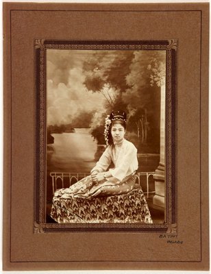 Alternate image of Seated woman by Ba Tint