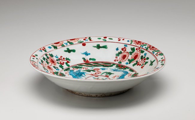 Alternate image of Large dish with design of two dragons by Swatow ware