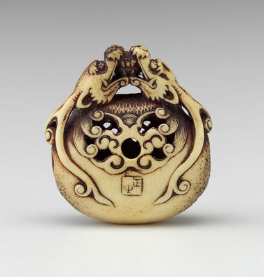 Alternate image of Netsuke in the form of two dragon heads encircling a bell by 