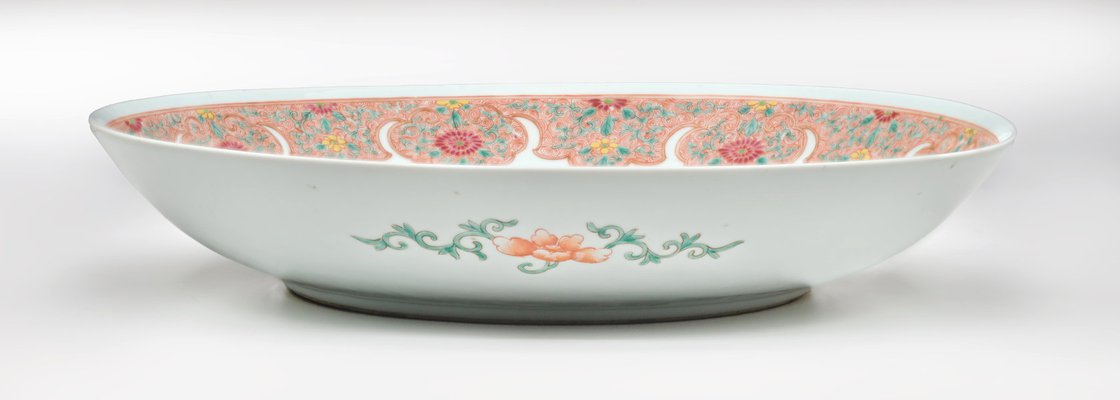 Alternate image of Dish with design of antiques and Persian style border decoration by Jingdezhen ware