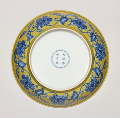 Alternate image of Dish with gardenia spray design by Jingdezhen ware