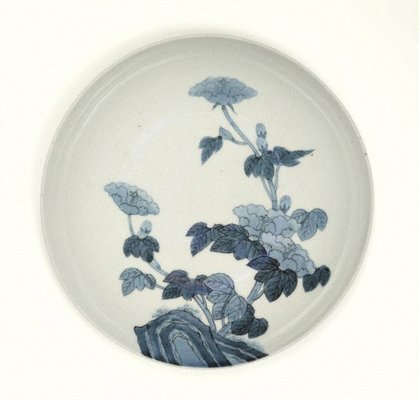 Alternate image of Set of 2 round dishes with décor of hibiscus and garden rock by Arita ware/ Nabeshima style